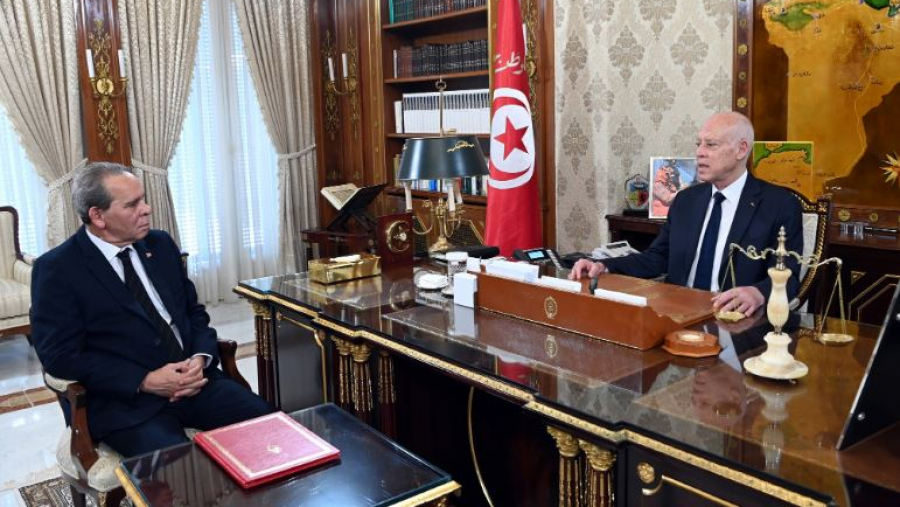 في لقاء برئيس الحكومة، قيس سعيد يؤكد على ضرورة تفكيك الشبكات التي تتخفى وراء الستار وتسعى لتأجيج الأوضاع الاجتماعية